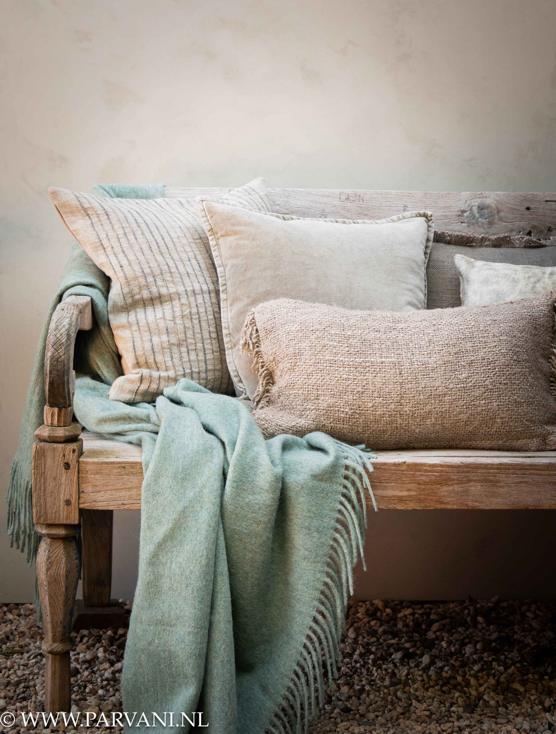 Set kussens met ikat, velvet, grof gehaakt linnen en in naturel beige kleuren met zacht groen wollen plaid