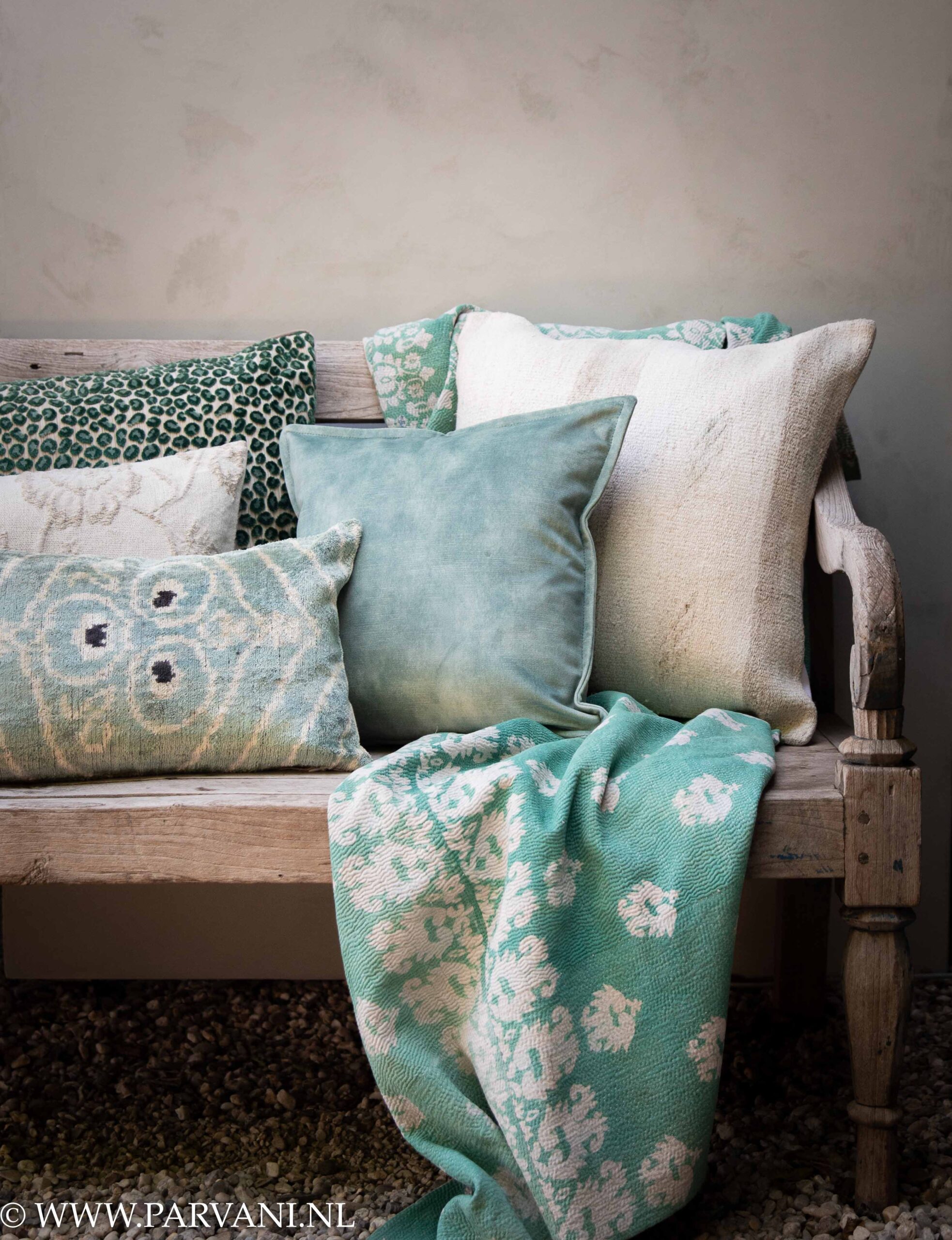 Set kussens op bank in zomerse lichte beige, blauw turquoise kleuren met zeegroen sari plaid met patroon