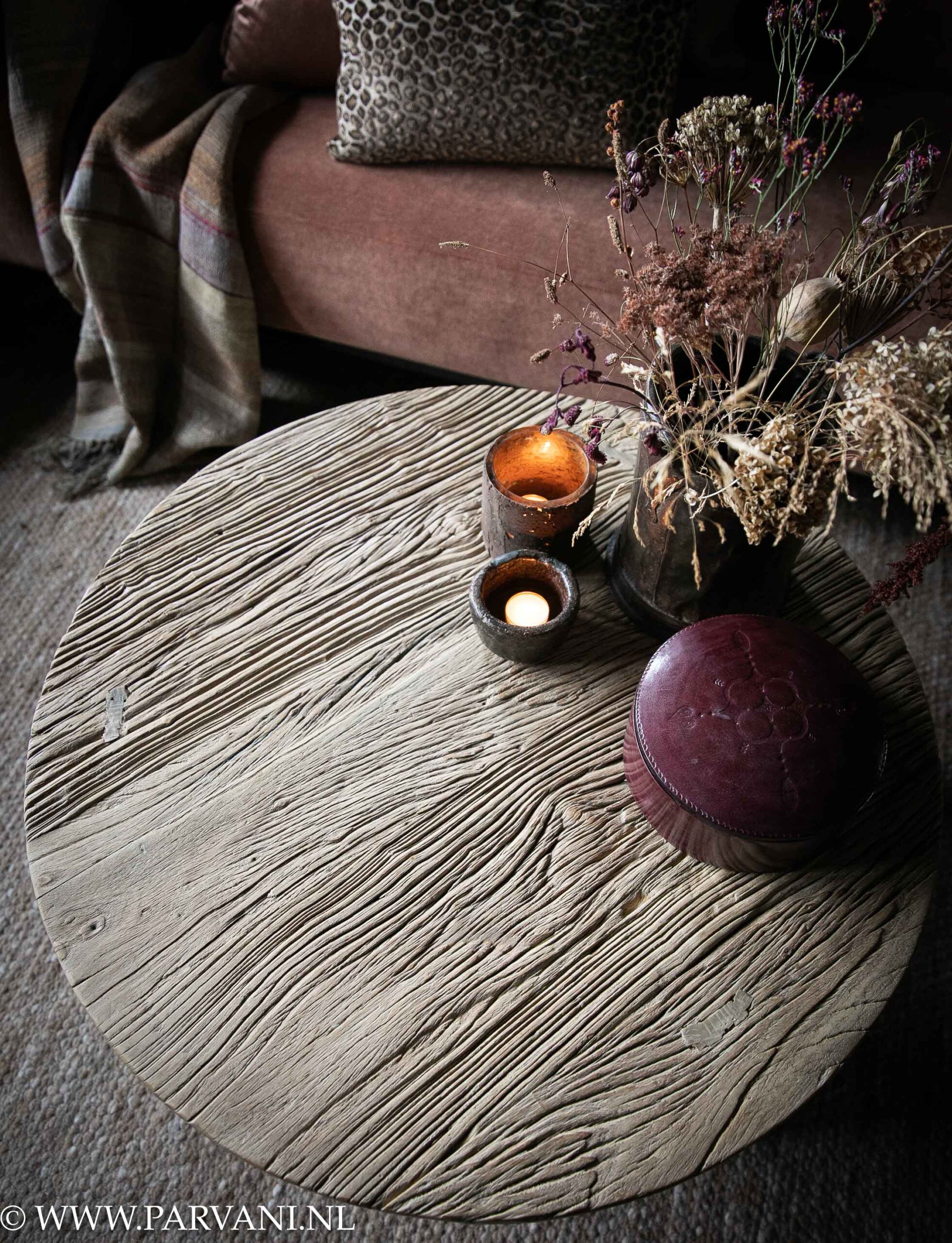 unieke ronde Chinese salontafel van stoer licht naturel hout met grof blad