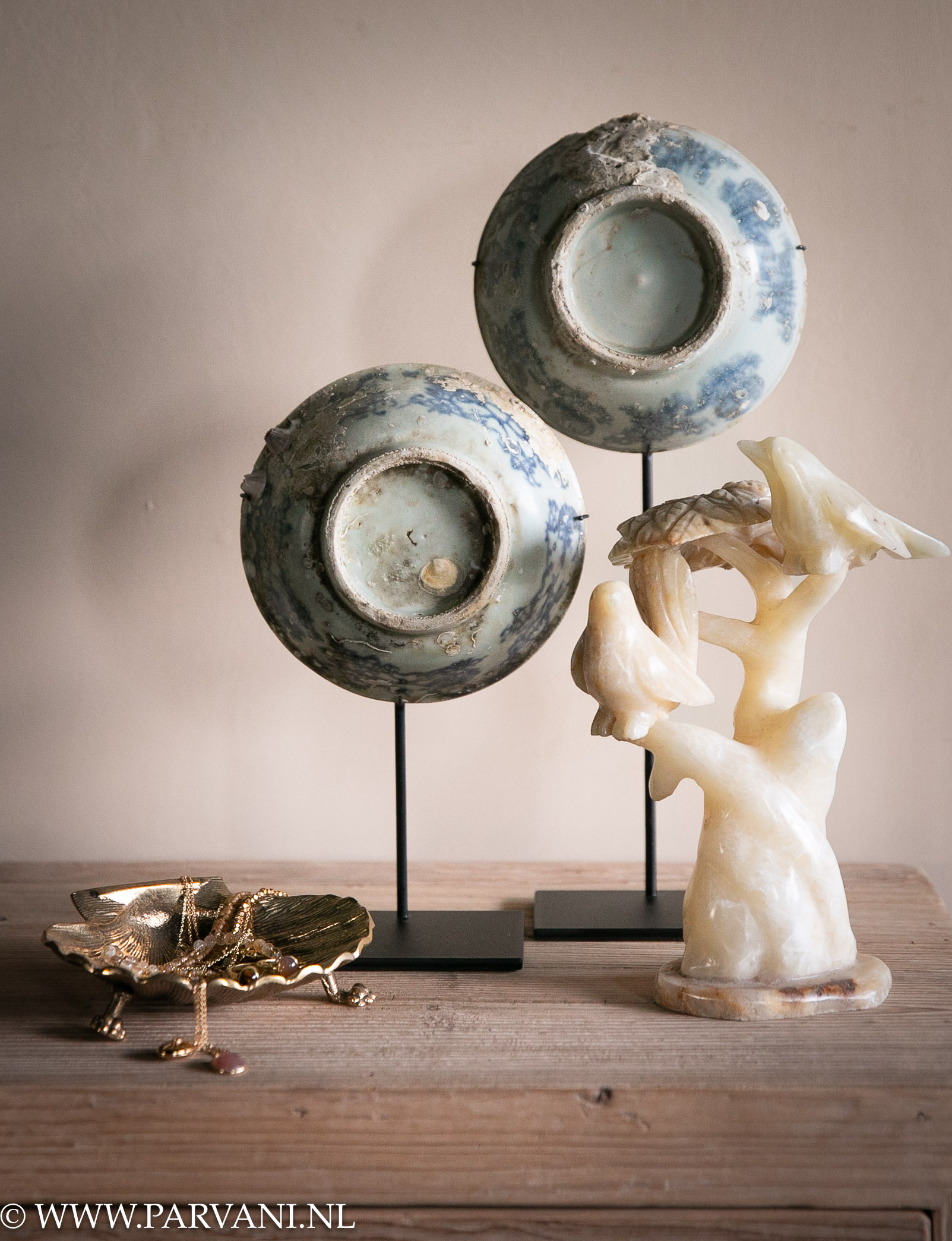Blauw witte Chinese schaaltjes van de zeebodem met onyx tak met vogels en brass schaaltje met sieraden