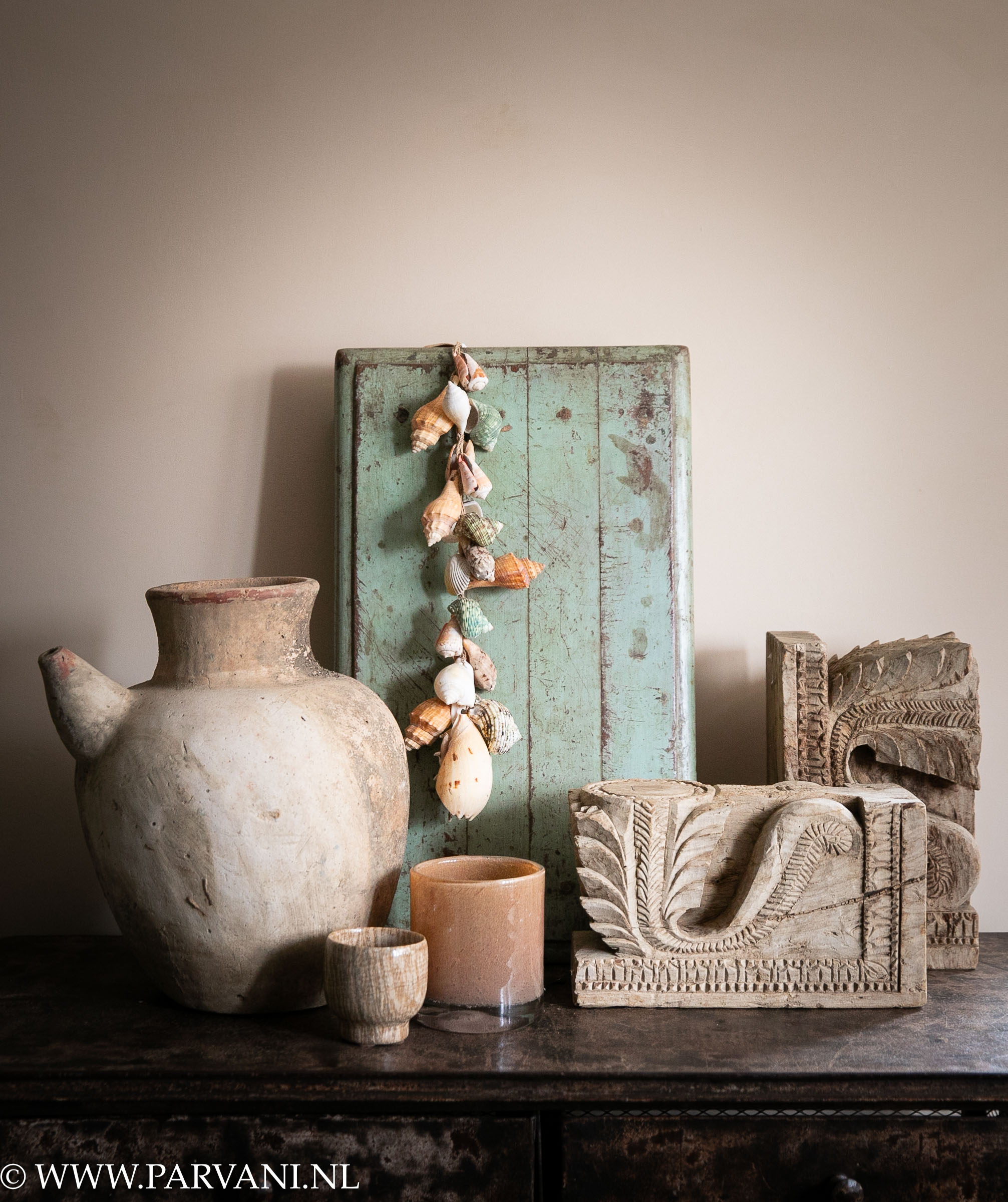 Woonaccessoires in warme naturel beige kleuren met turquoise en zacht groen
