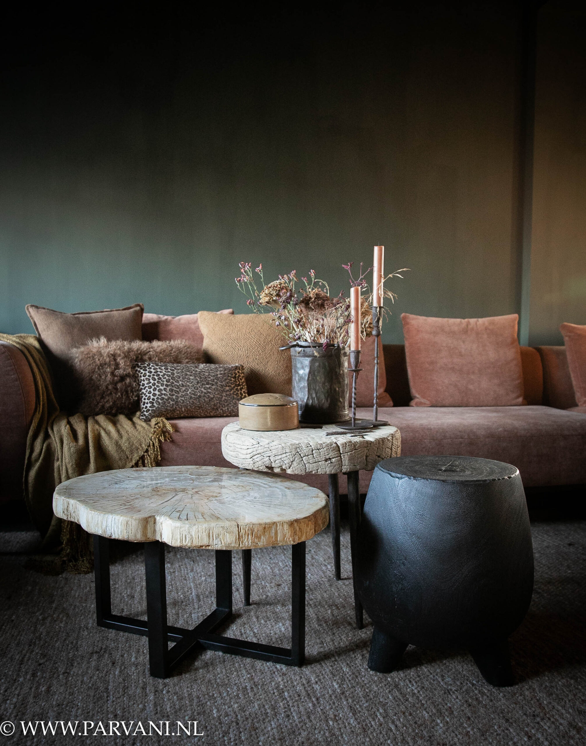 Groepje van 3 verschillende bijzettafels met lichte kleur versteend hout, oude wieltafel en donker krukje