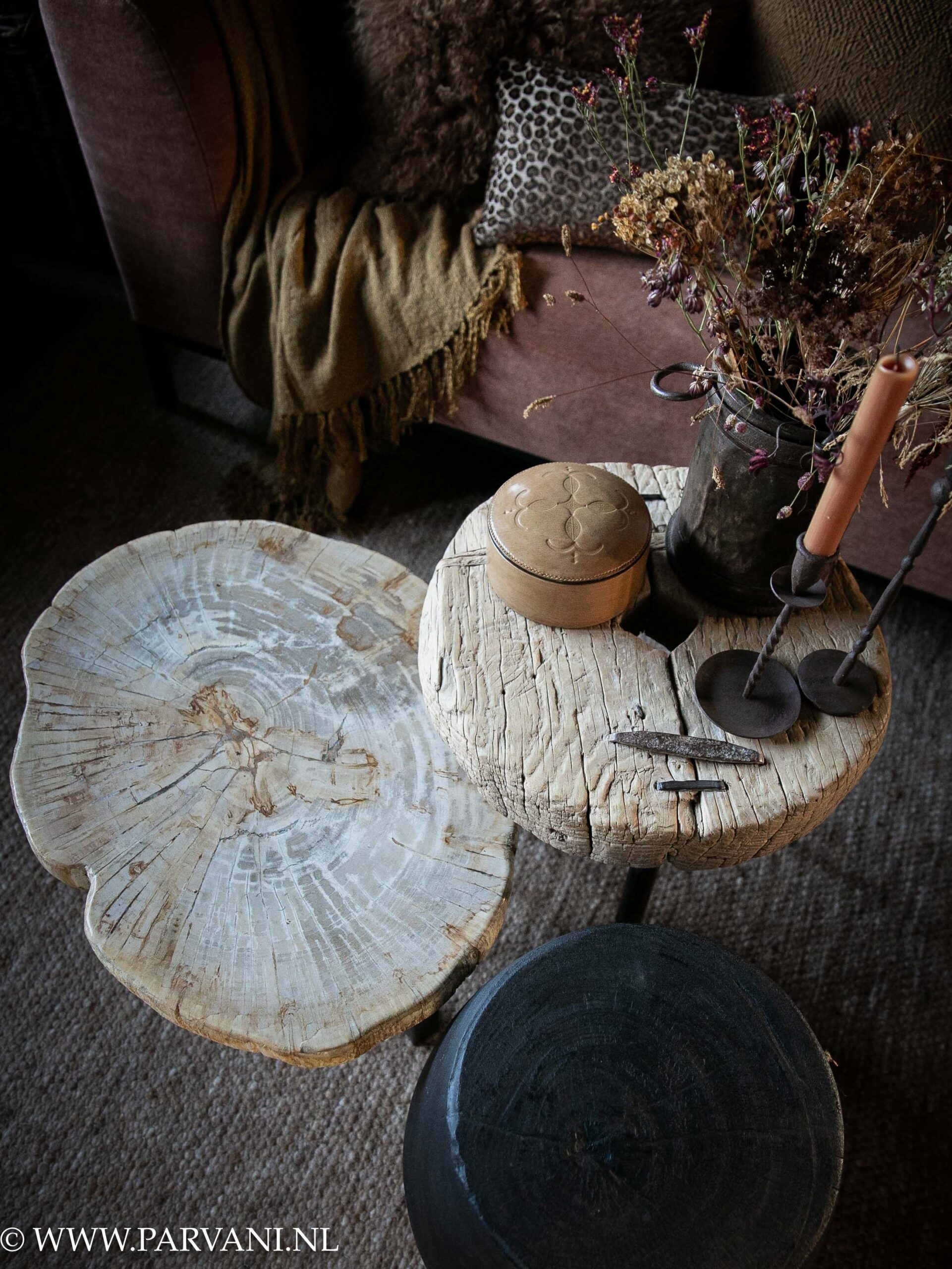Groepje van 3 verschillende bijzettafels met lichte naturelle kleur versteend hout, oude wieltafel en donker krukje