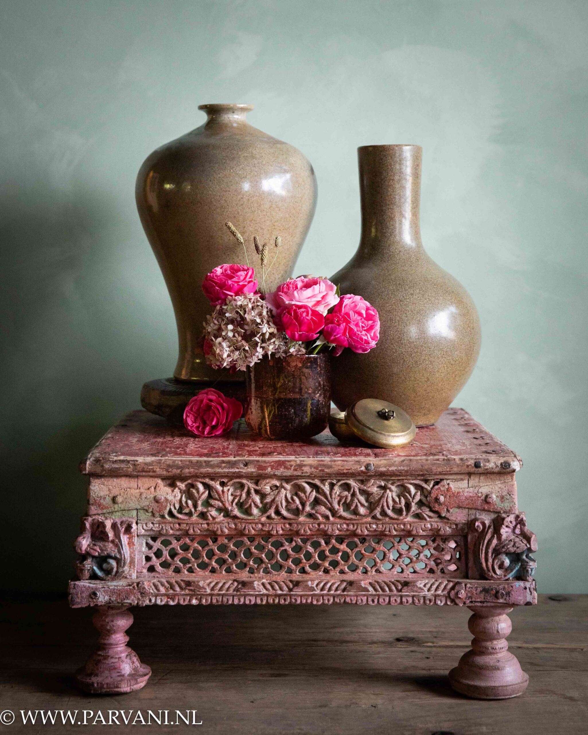 Laag vierkant bijzettafeltje bajot uit India in rood roze kleur met mooi snijwerk en details