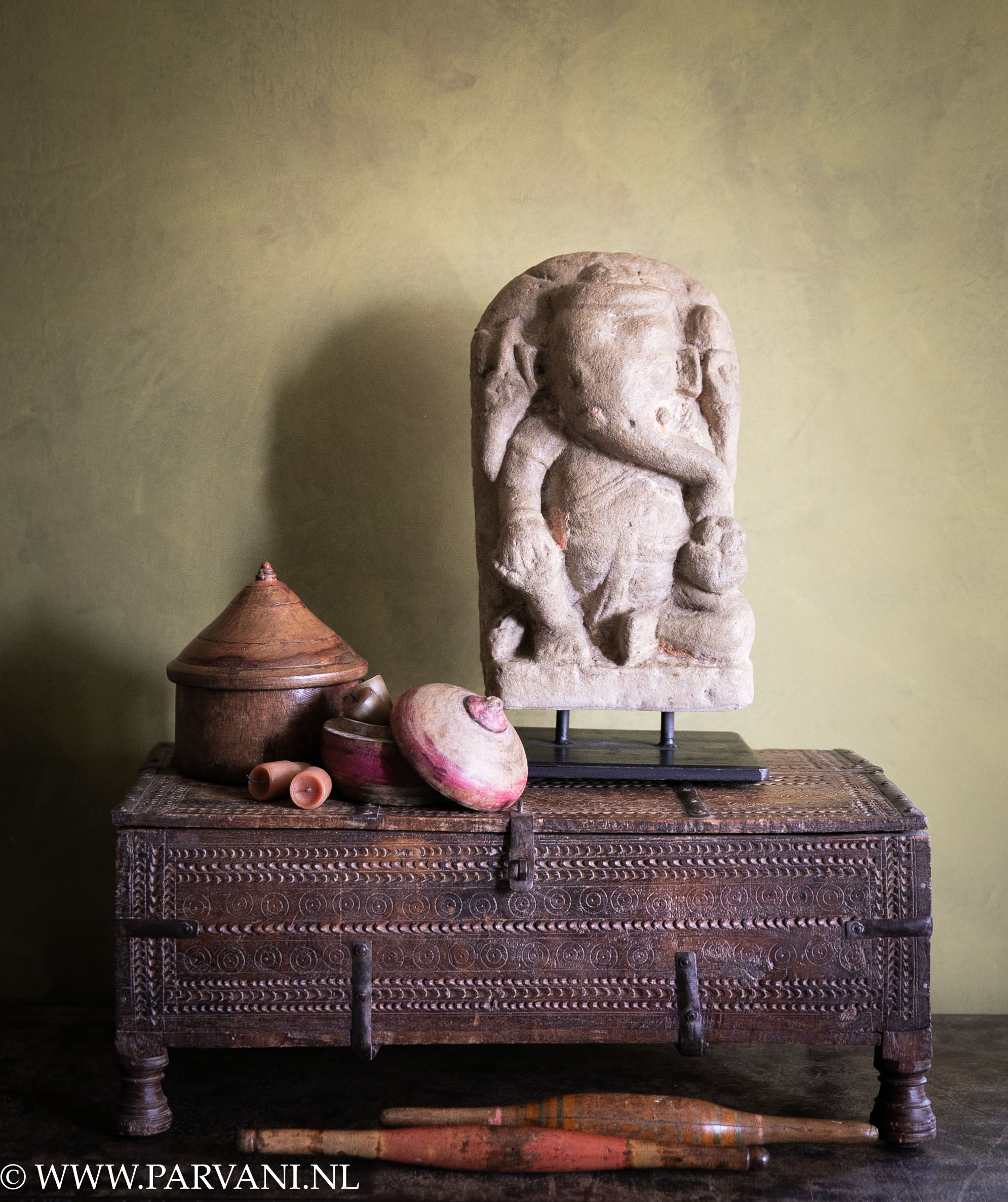 Bijzondere unieke Indiase accessoires met oude houten kist, stenen Ganesha beeld en roze rood en oranje tika potjes met deksel