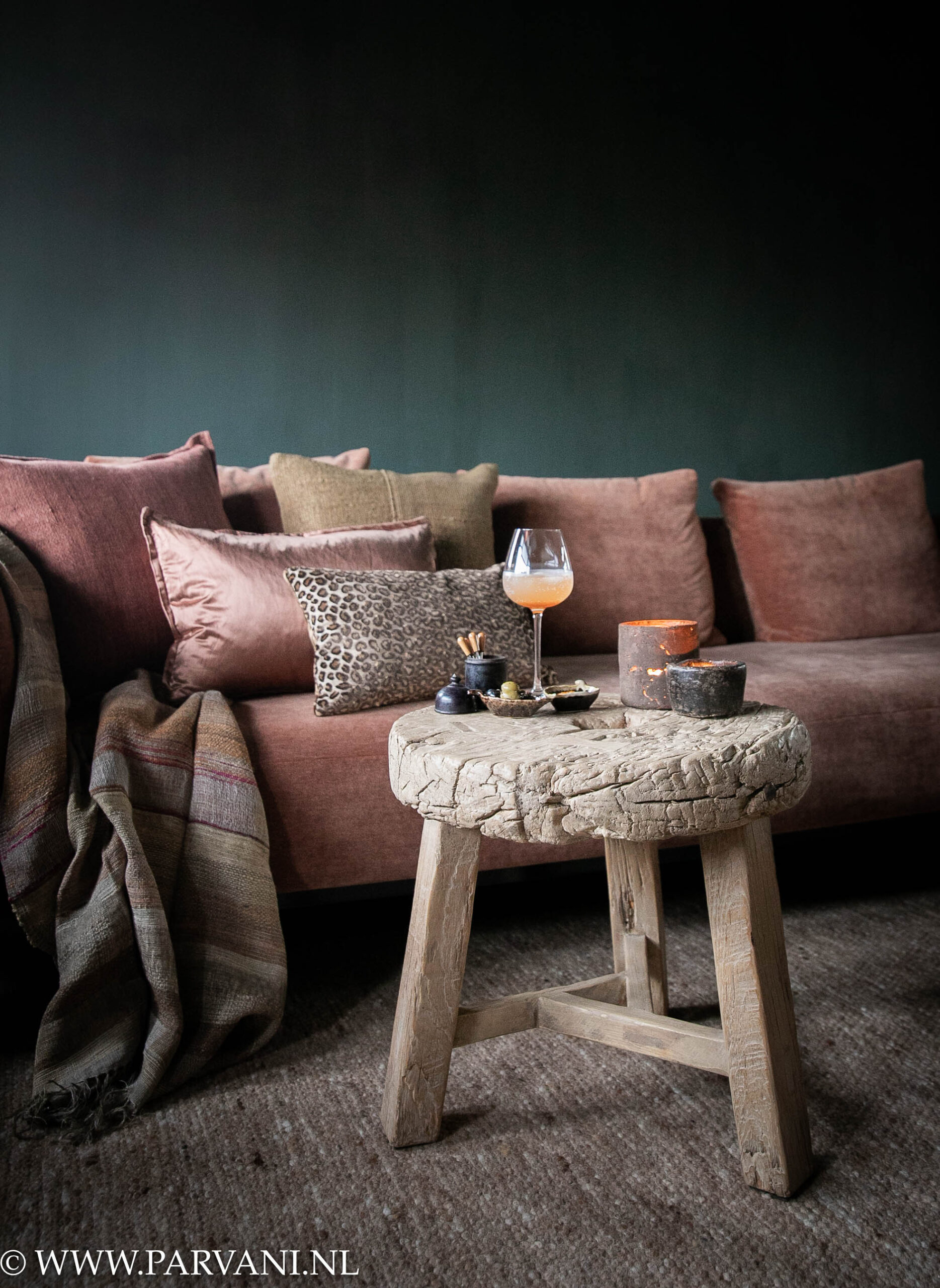 Oude ronde houten bijzettafel - wieltafel in lichte naturelle kleur met stoer dik houten blad