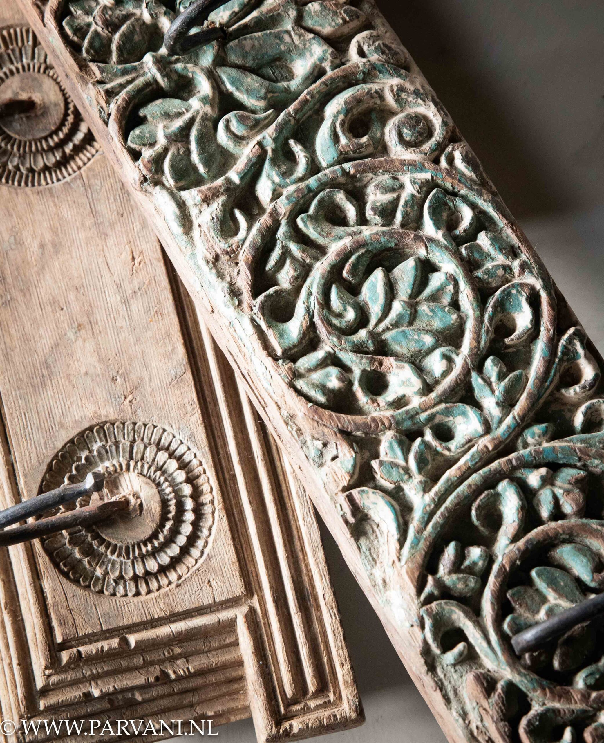 Oude unieke houten kapstokken uit India met decoratief houtsnijwerk en groene patina