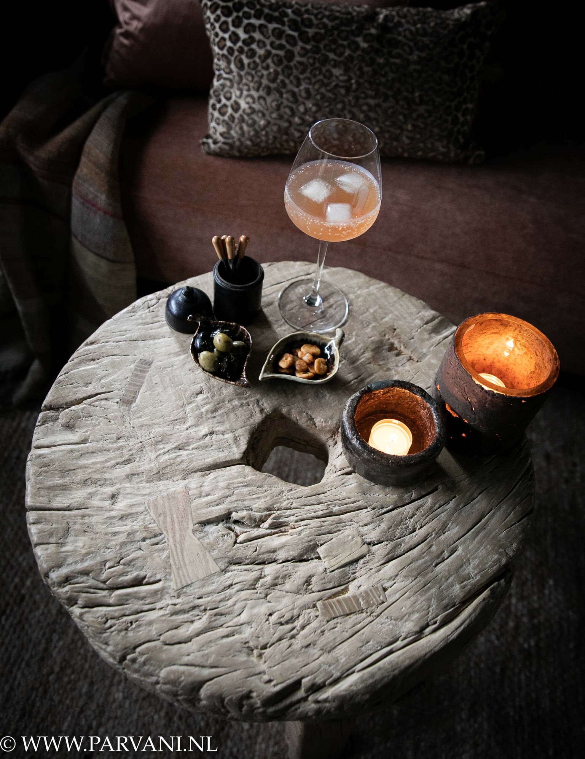 Unieke ronde houten bijzettafel - oude wieltafel in lichte naturelle kleur met stoer dik houten blad