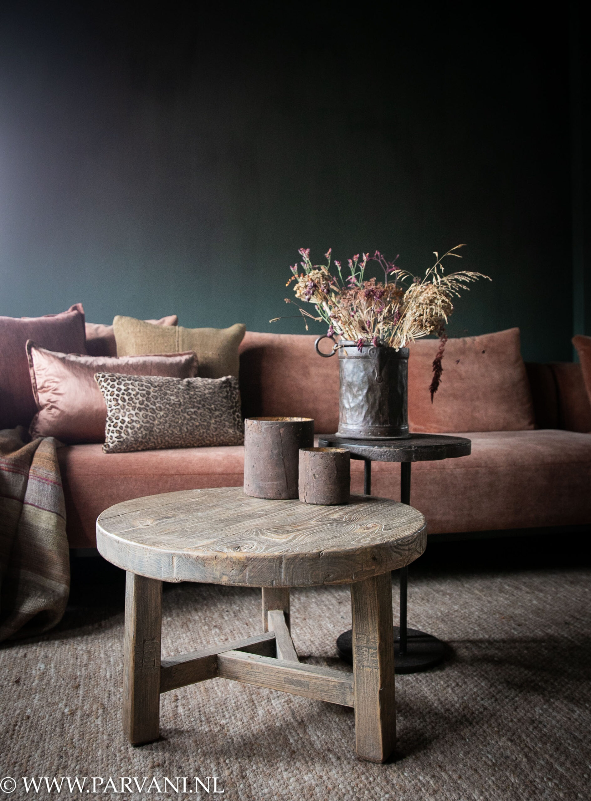 ronde vergrijsd houten salontafel- bijzetter met klein bruin ijzeren bijzettafeltje