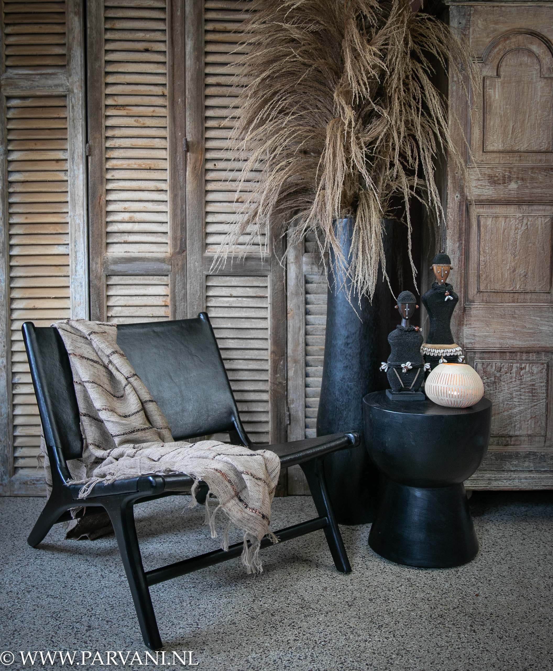 Bohema lounge chair Duran zwart leer bijzetter zwart pot met pluimen | Parvani