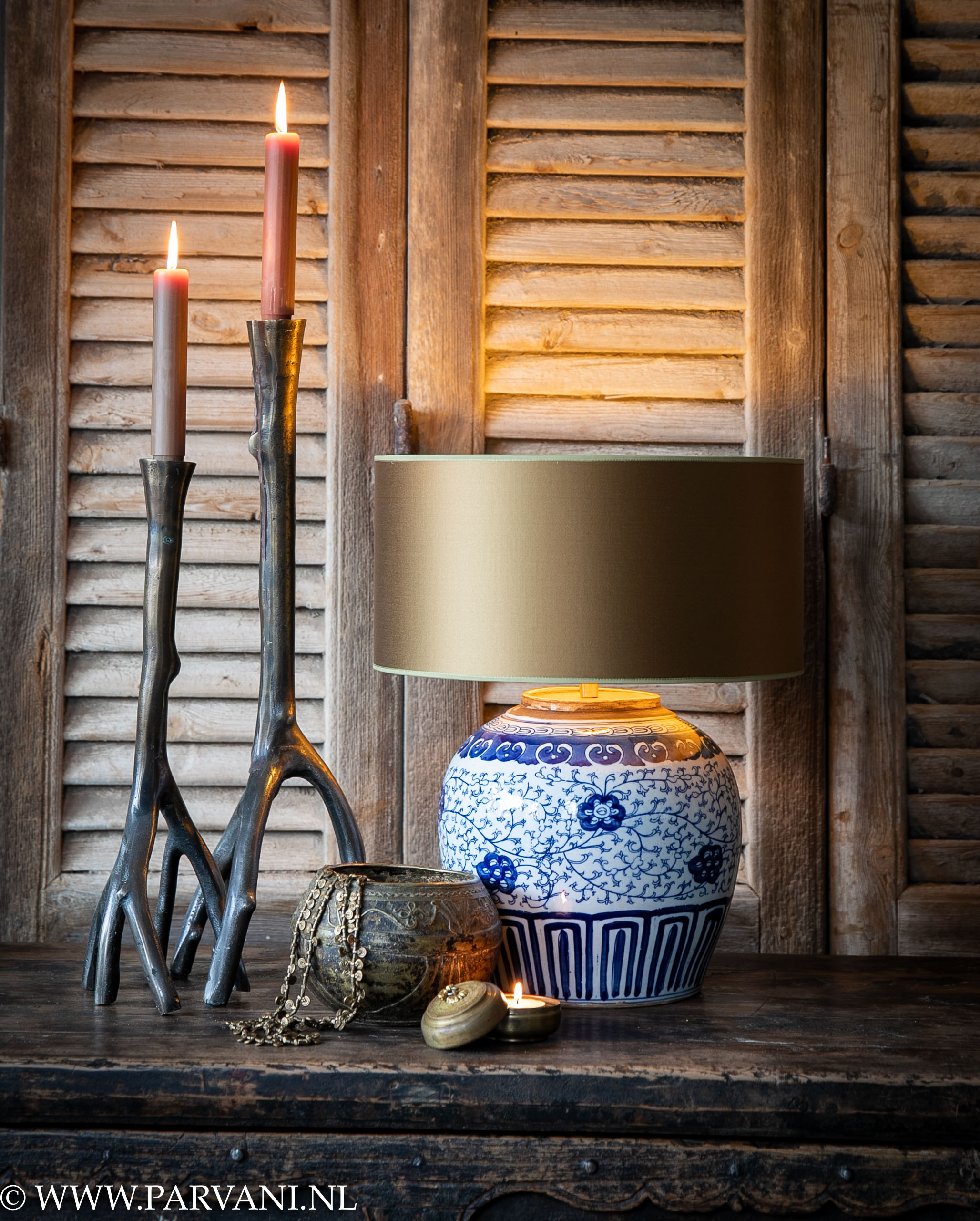 bloem Kikker teugels Chinese lampvoet blauw wit porselein gebloemd met goudkleurige lampenkap en  takken kandelaren | Parvani