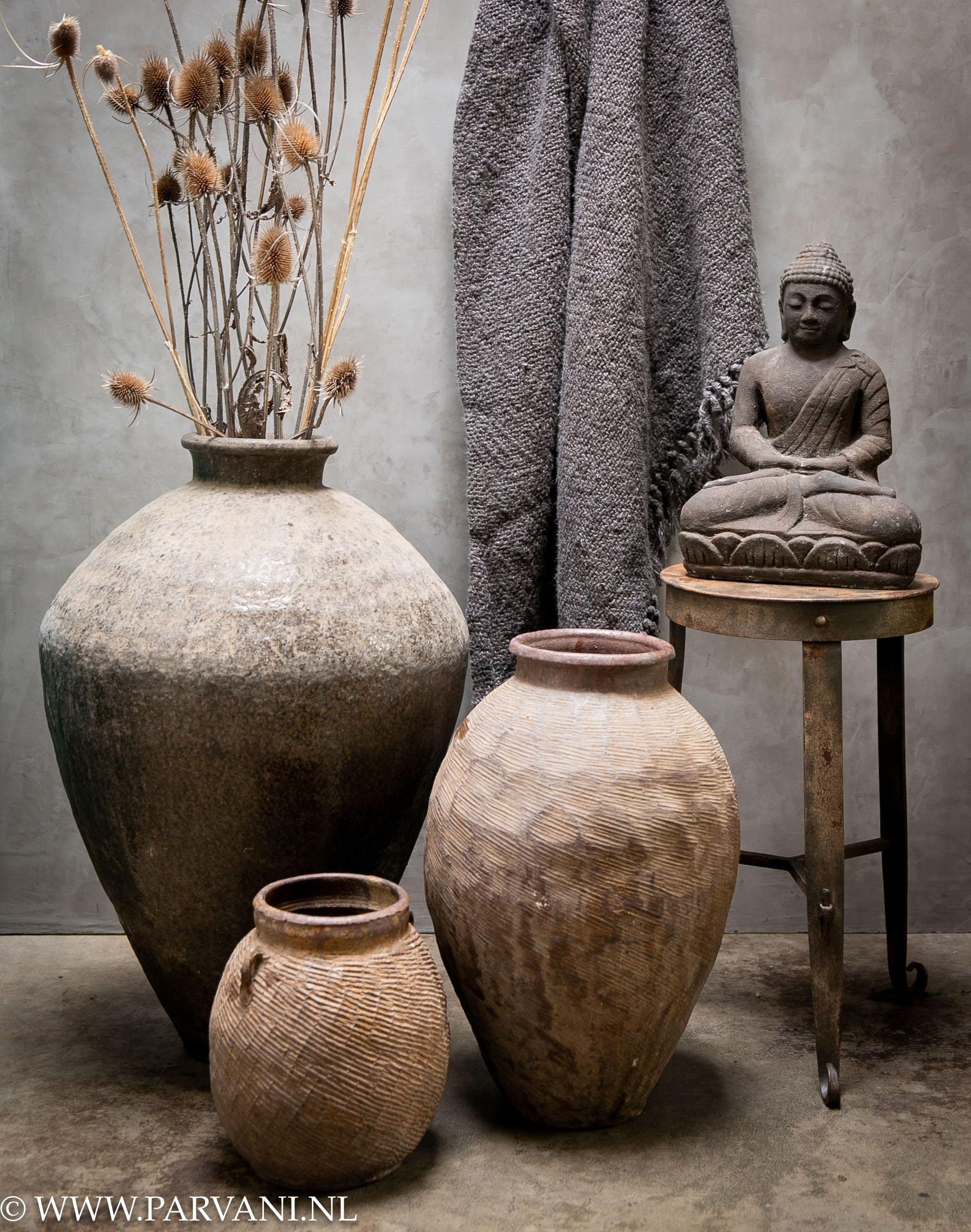 transactie Permanent Speciaal Groep aardewerk kruiken met ijzeren krukje, stenen Buddha en grof geknoopt  Hoffz plaid | Parvani