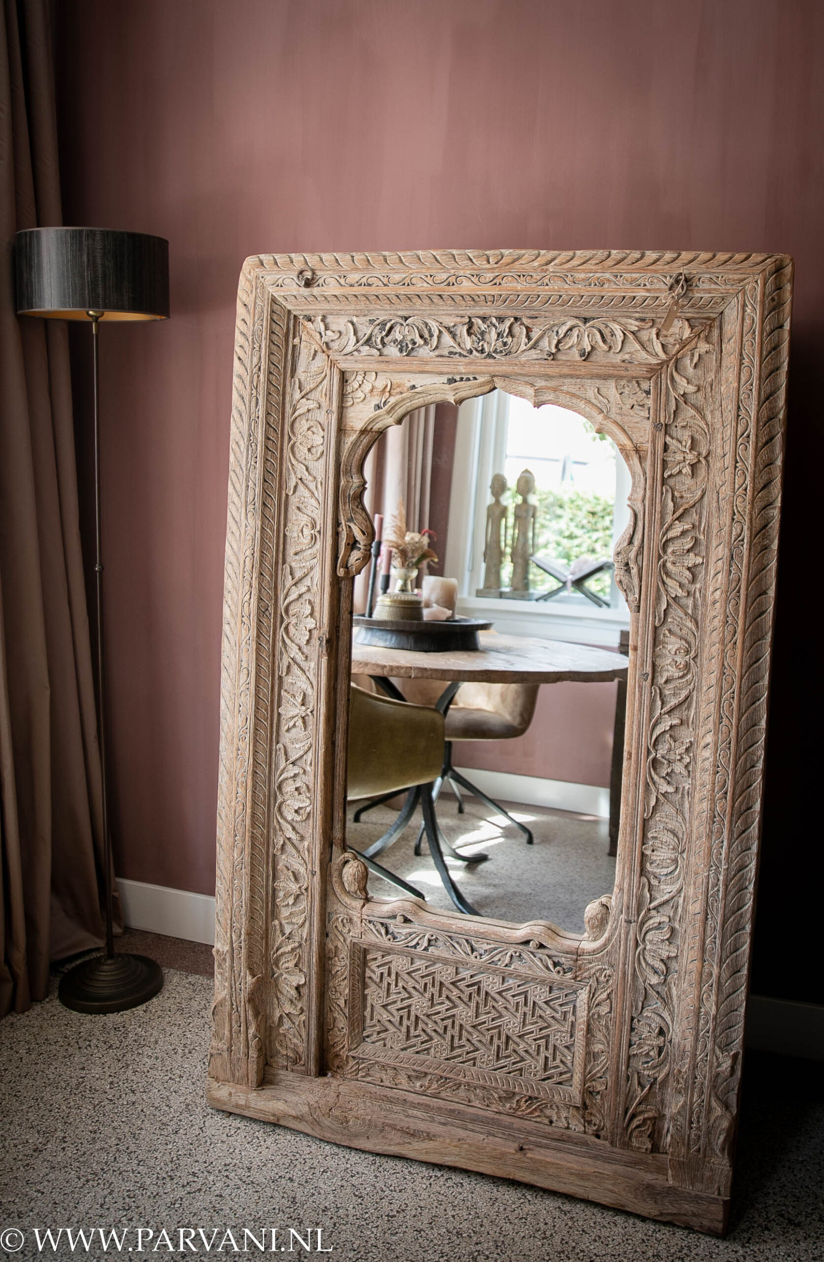 Zuigeling Briljant Oprecht Grote Indiase houten spiegel lijst met toog en mooi snijwerk en details in  lichte naturelle kleur | Parvani