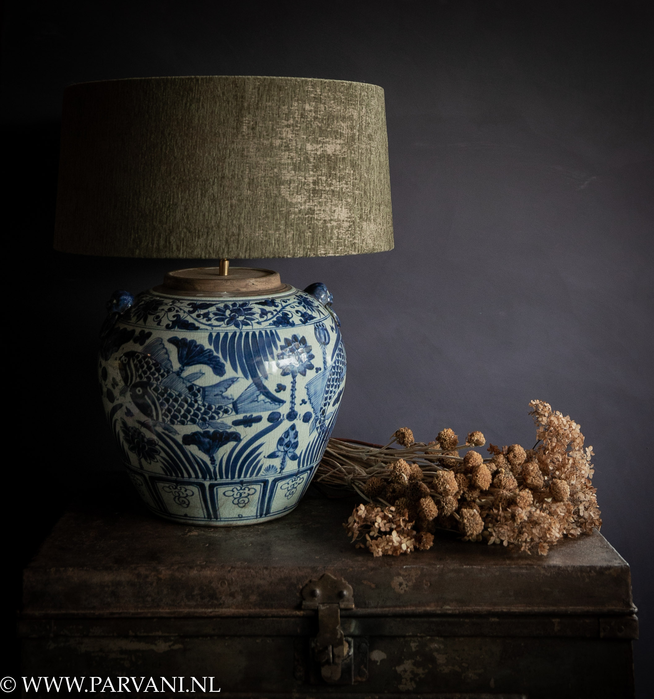 Lauw bod Zich voorstellen Grote bolle Chinese vaaslamp blauw wit porselein met bloemen en vissen met  groene kap | Parvani