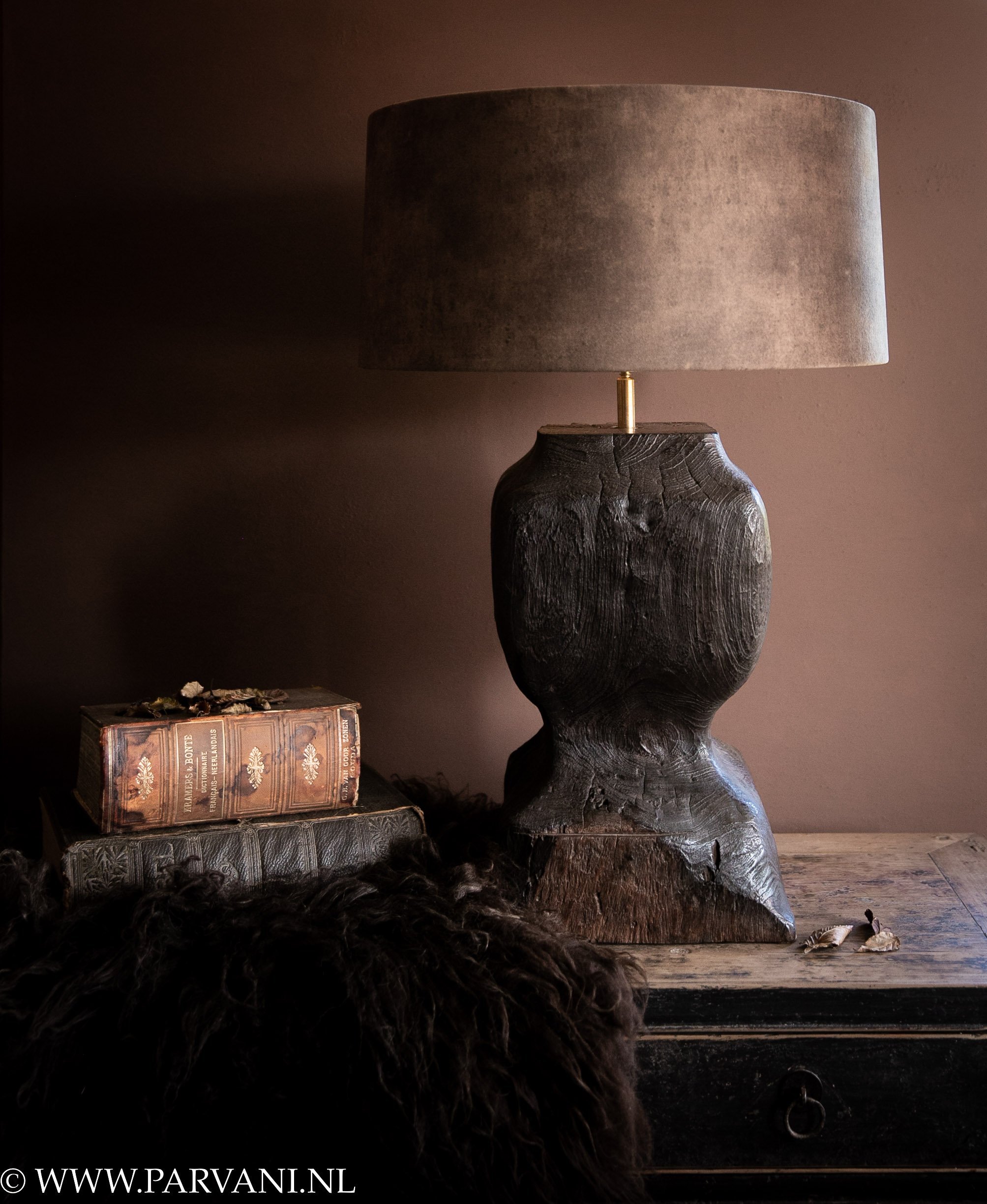Meditatief zuigen Wegrijden Grote stoere houten lampvoet in donkerbruin zwarte kleur met vintage velvet  lampenkap en bison hair bruine muur_ | Parvani