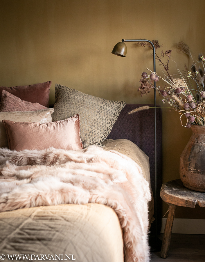 Rose Dust kalkverf slaapkamer met oudroze en bruine kussens bedsprei en  plaid