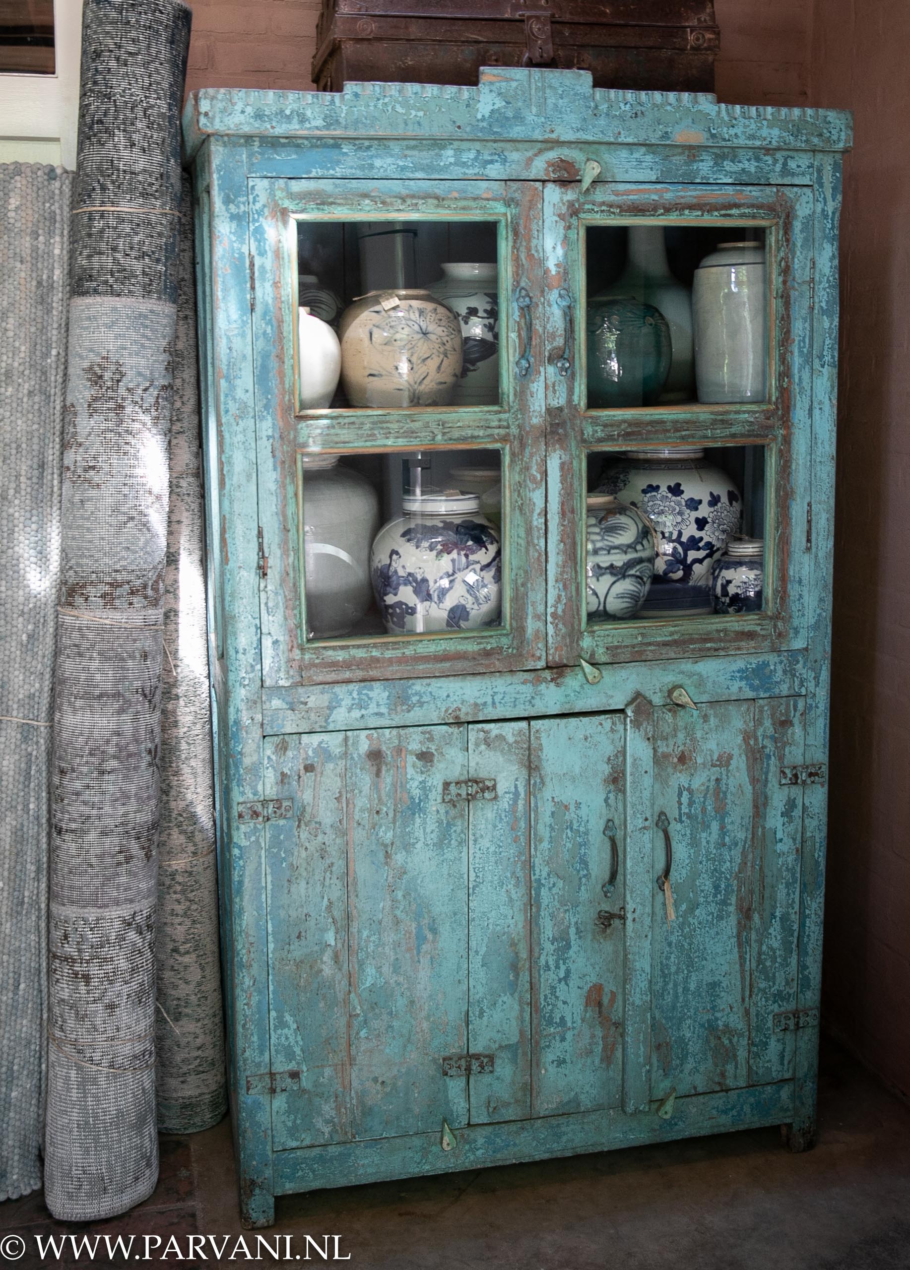 Oude kast India glas deuren groen turquoise Parvani