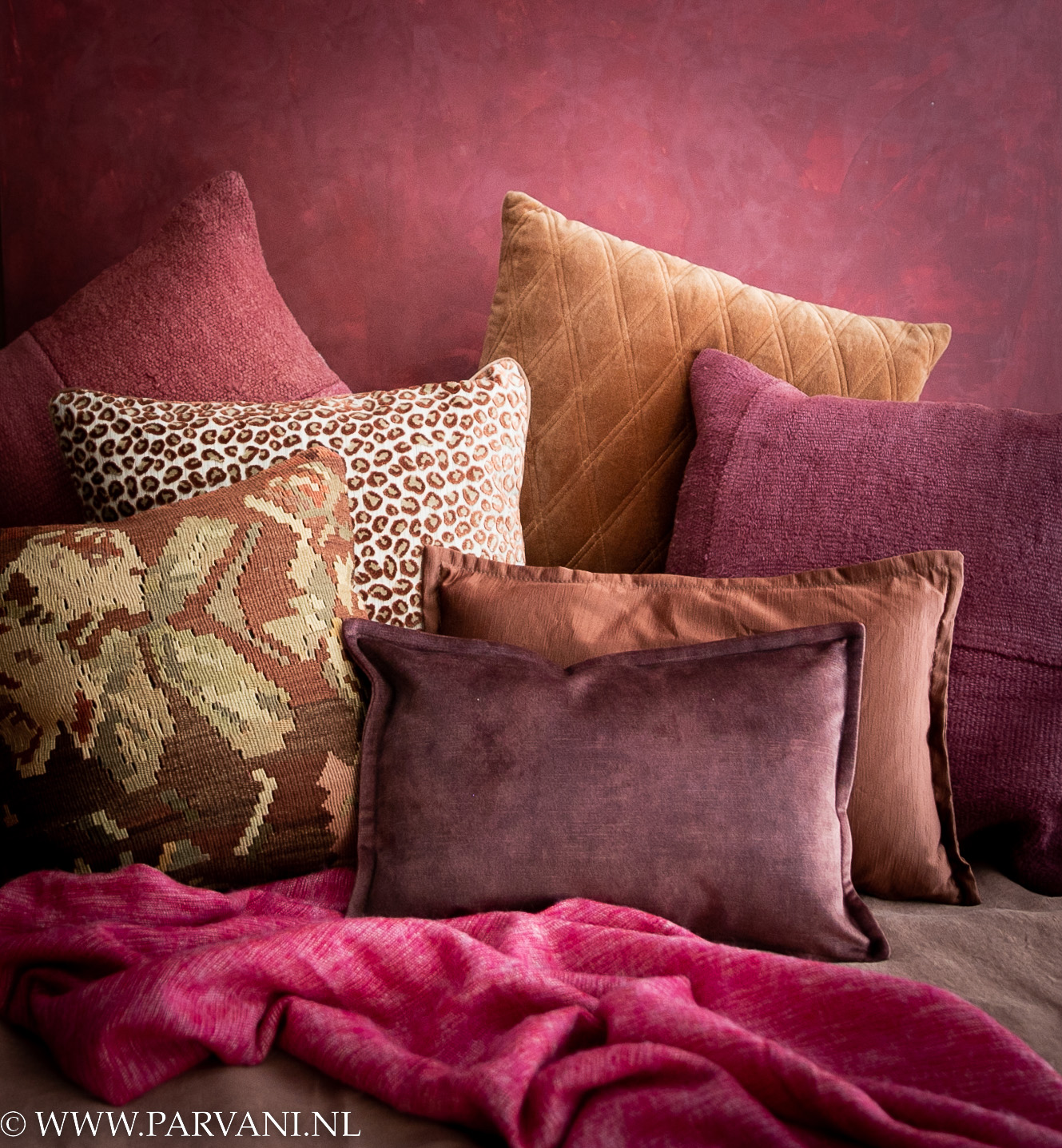 Set kleurrijke sierkussens in roze fuchsia terra oranje kleuren kelim linnen velours | Parvani