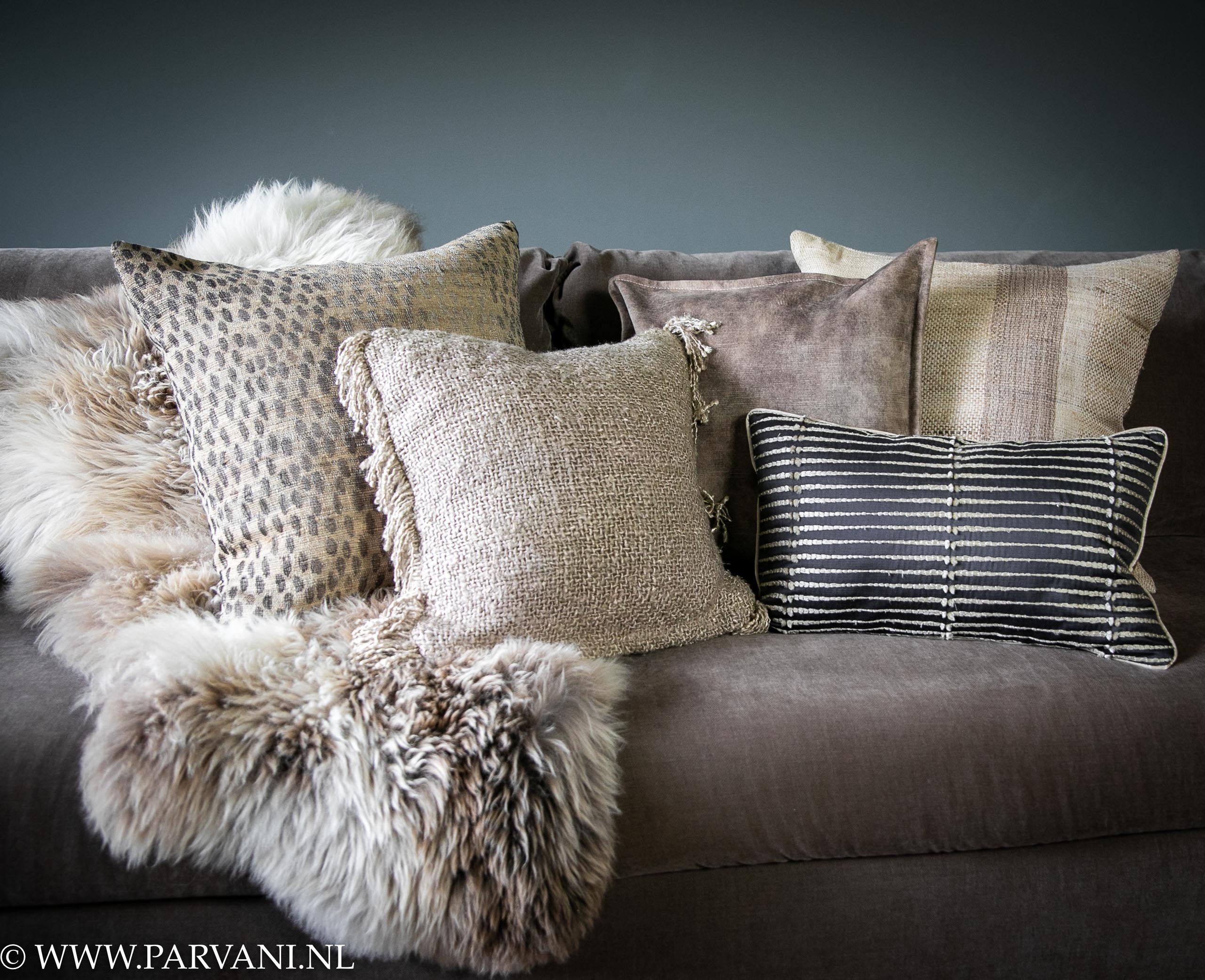 rustig aan Oxideren Grijp Sierkussens naturel beige bruin tinten linnen leopard schapenvacht | Parvani