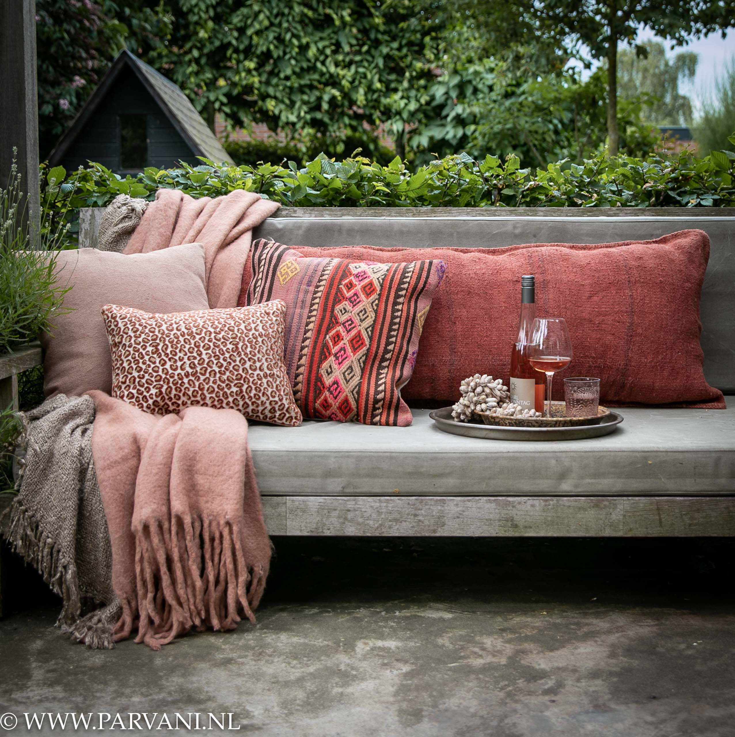 Overzicht Perth Blackborough piek Tuinbank met plaids en linnen, hennep en kelim kussens in rood roze tinten  | Parvani