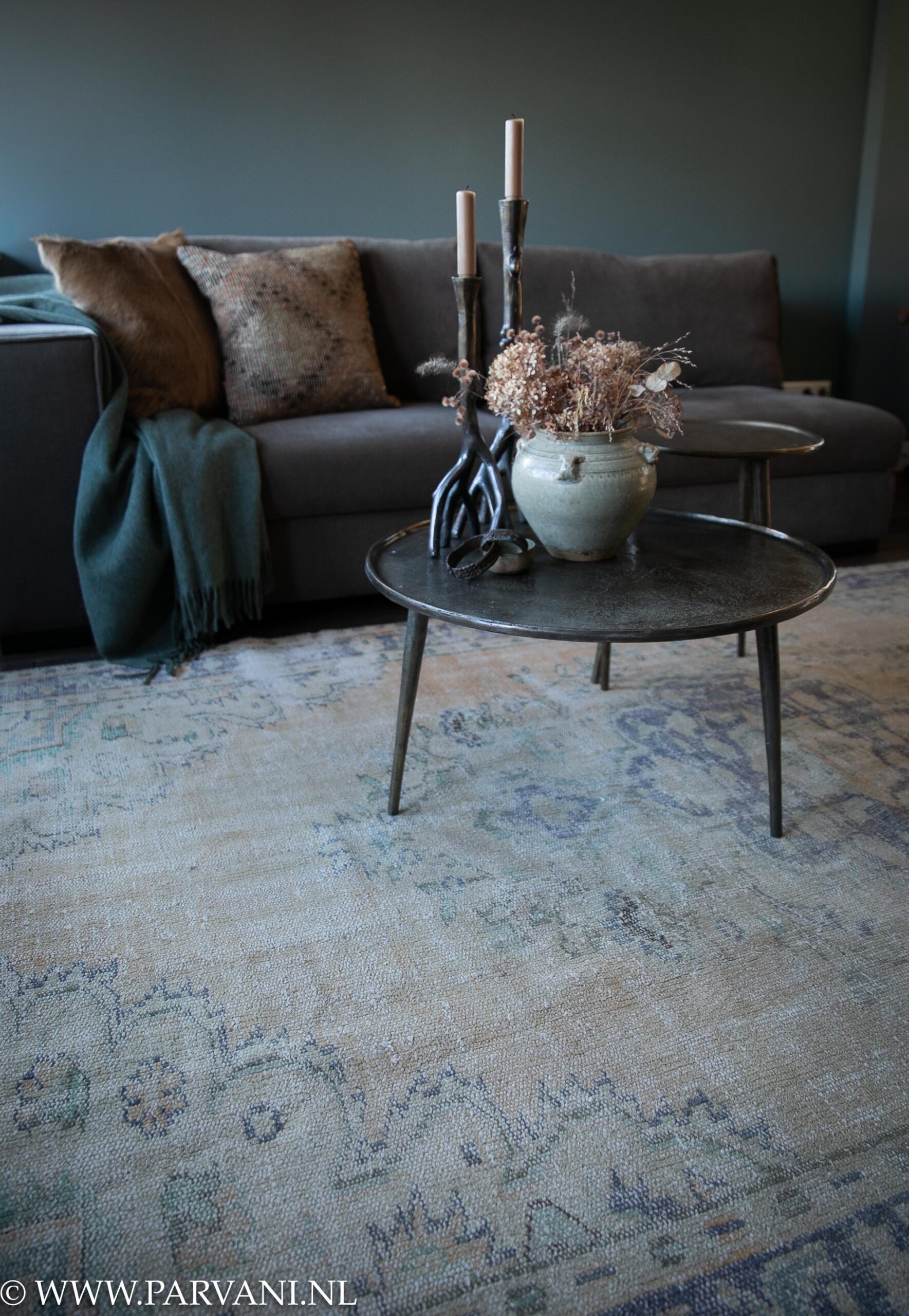 afbreken Klap ongeduldig Vintage tapijt in beige nude kleur met patroon in turquoise en blauw met  brass salontafeltje | Parvani