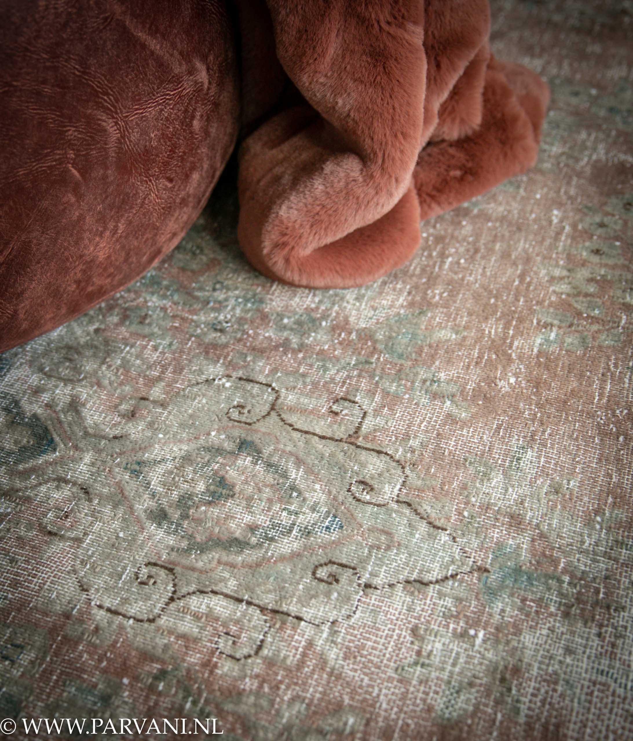 Vintage tapijt rood roze groen roodbruine poef en plaid | Parvani