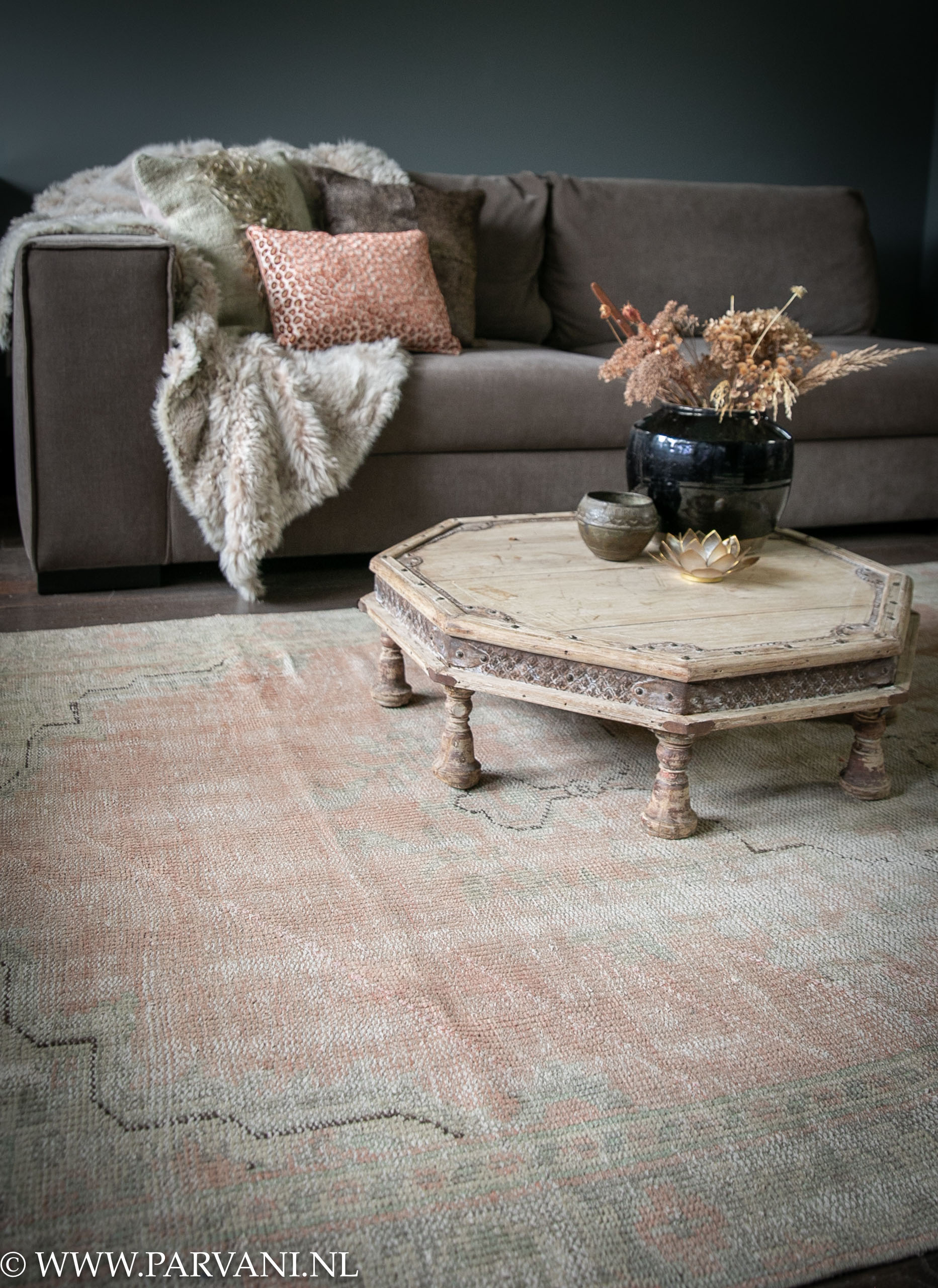 breedte Humaan Verplaatsbaar Vintage tapijt terra roze met groen met oud bajot tafeltje | Parvani