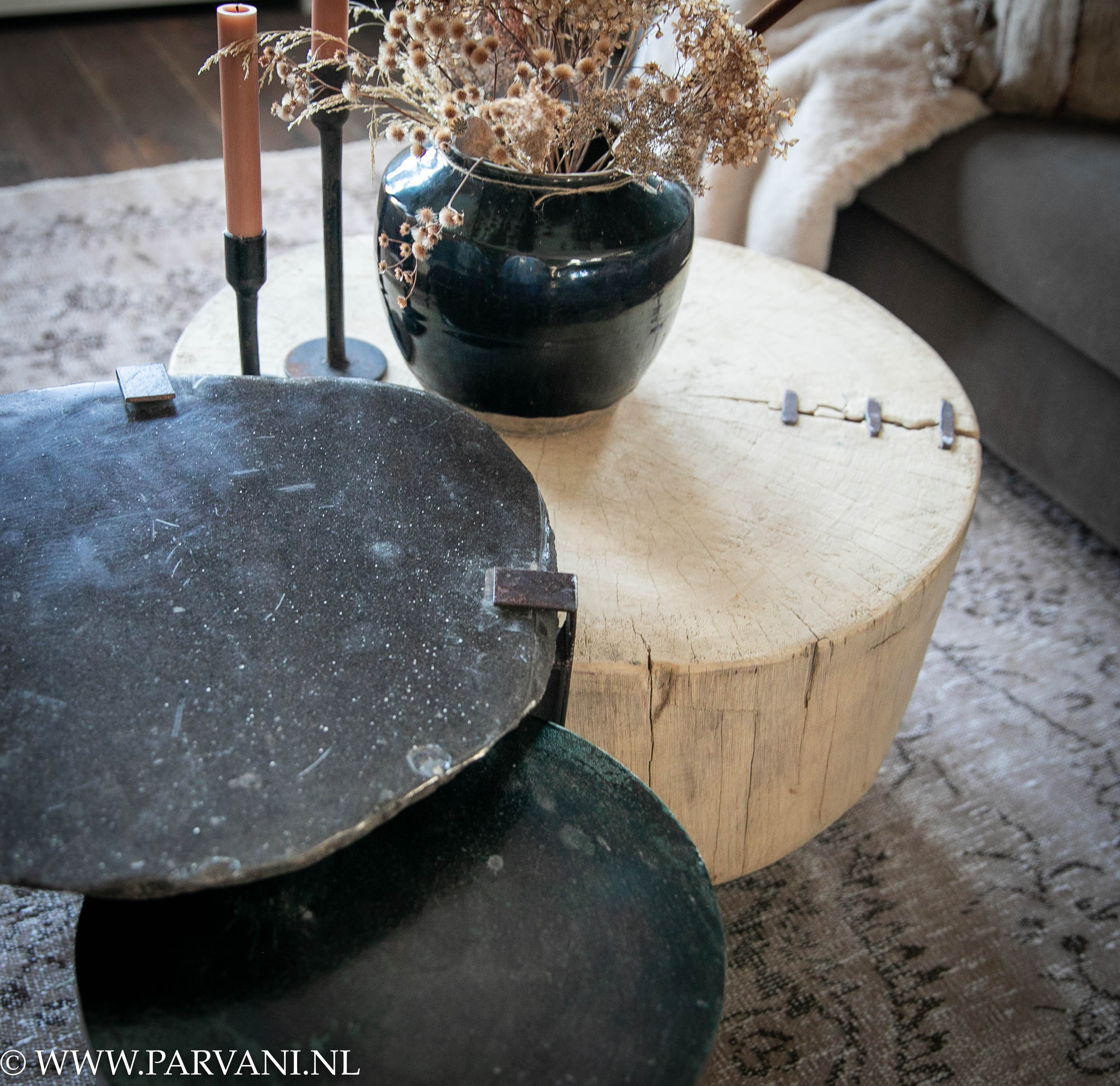 boomstam salontafel lichte met bijzettafel natuursteen met metalen onderstel en klein zwart krukje drumtable_ Parvani