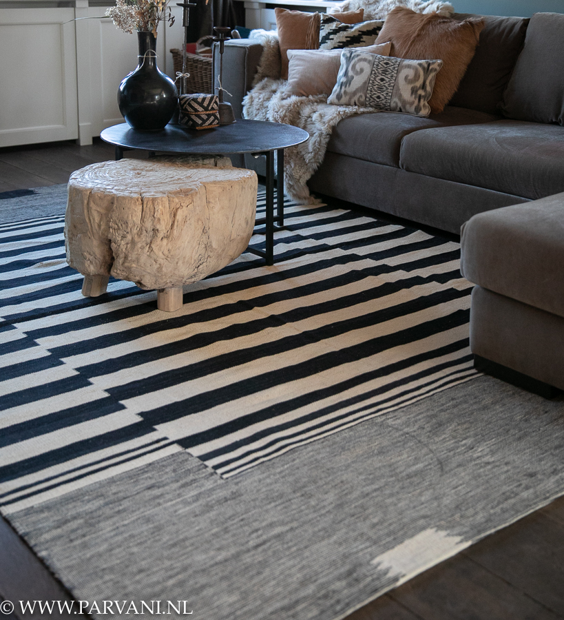Gedeeltelijk tetraëder Snel kelim tapijt vloerkleed in zwart witte kleur en met grafisch streep patroon  | Parvani